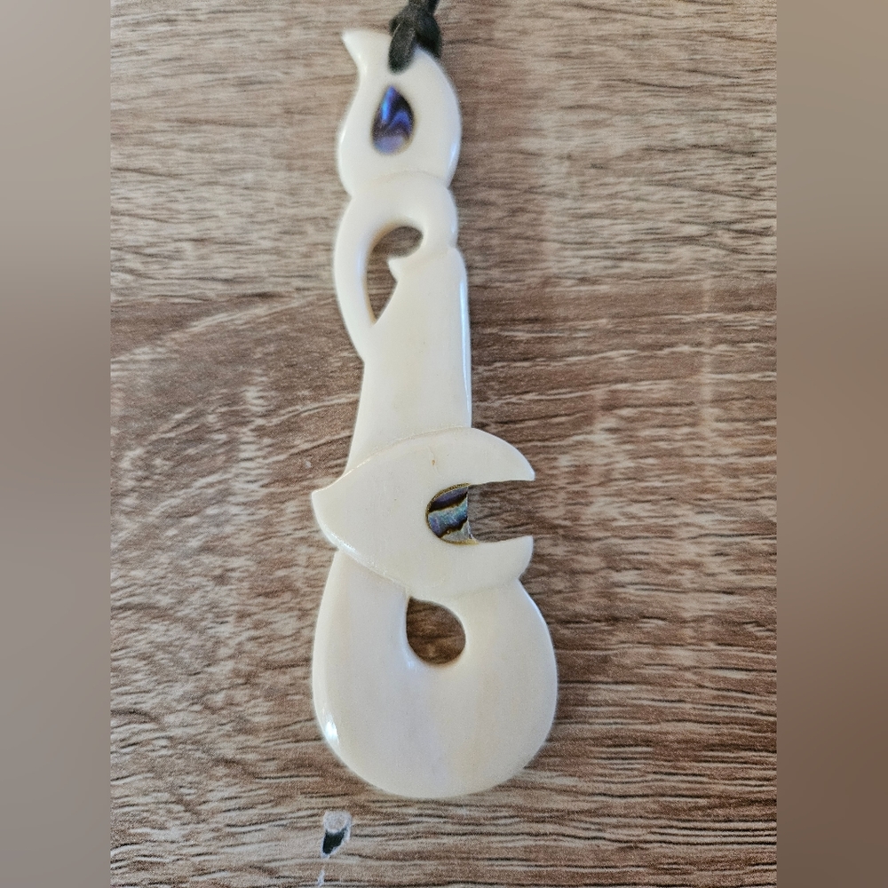 Polynesian Hand Carved Bone Fish and Abalone With Black Leather Chain - Picture 6 of 7